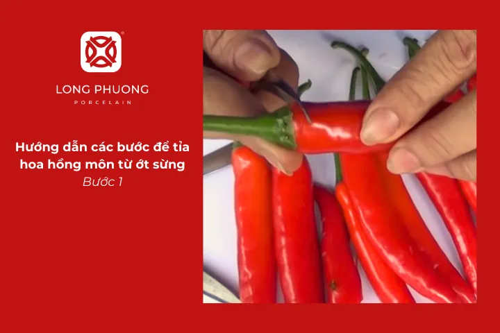 Rạch một vòng quanh đầu trái ớt nhưng không cắt rời