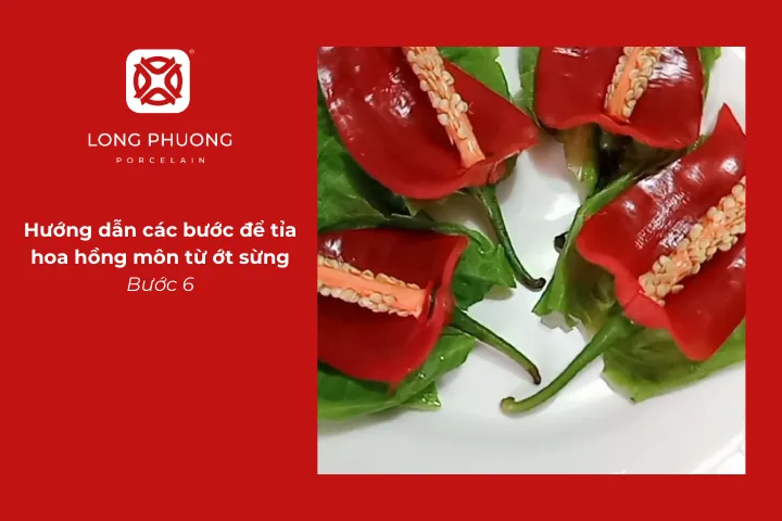 Hoa hồng môn tỉa từ ớt sừng đỏ thắm bắt mắt