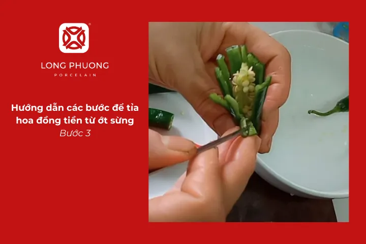 Dùng mũi dao đẩy nhẹ từng cánh hoa ra phía ngoài
