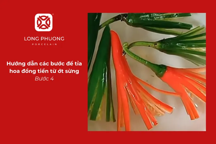 Ngâm hoa ớt trong nước lạnh khoảng 30 phút