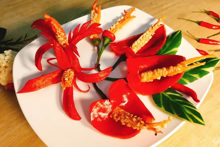 Hướng dẫn 5 cách tỉa hoa ớt cực đơn giản để trang trí món ăn