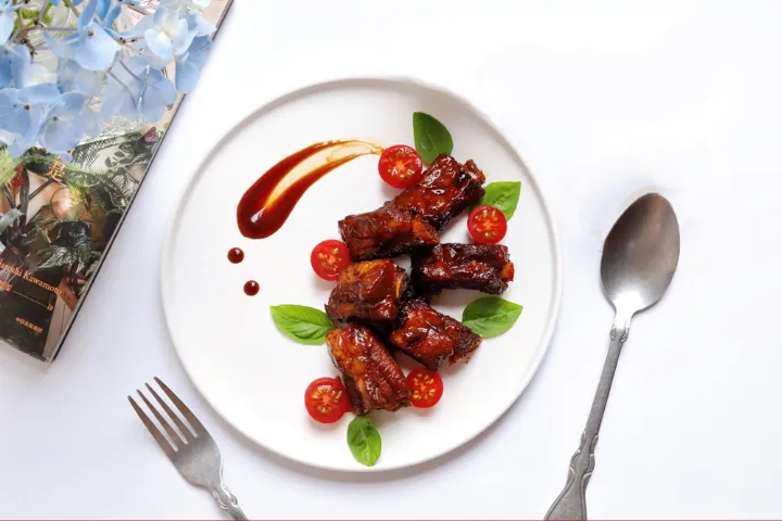 Gợi ý 14+ cách trang trí đĩa tròn tinh tế, giúp món ăn đẹp mắt và tạo ấn tượng mạnh trên bàn ăn