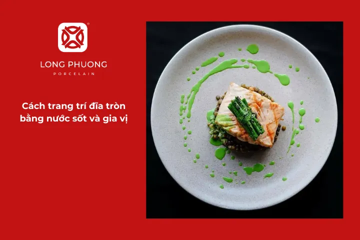 Nước sốt tạo đường nét mềm mại, làm nổi bật bố cục món ăn trên đĩa tròn