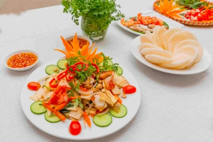 Gợi ý cách trình bày món gỏi đẹp mắt, hấp dẫn và chuyên nghiệp