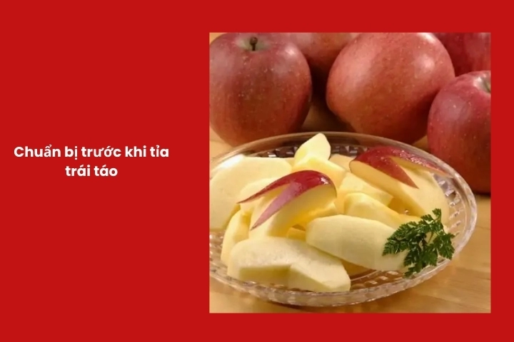 Chuẩn bị táo và dụng cụ cần thiết trước khi tỉa trái táo và gọt táo đẹp