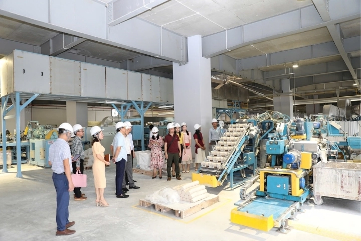 Xưởng sản xuất gốm sứ Long Phương in logo giá xưởng uy tín
